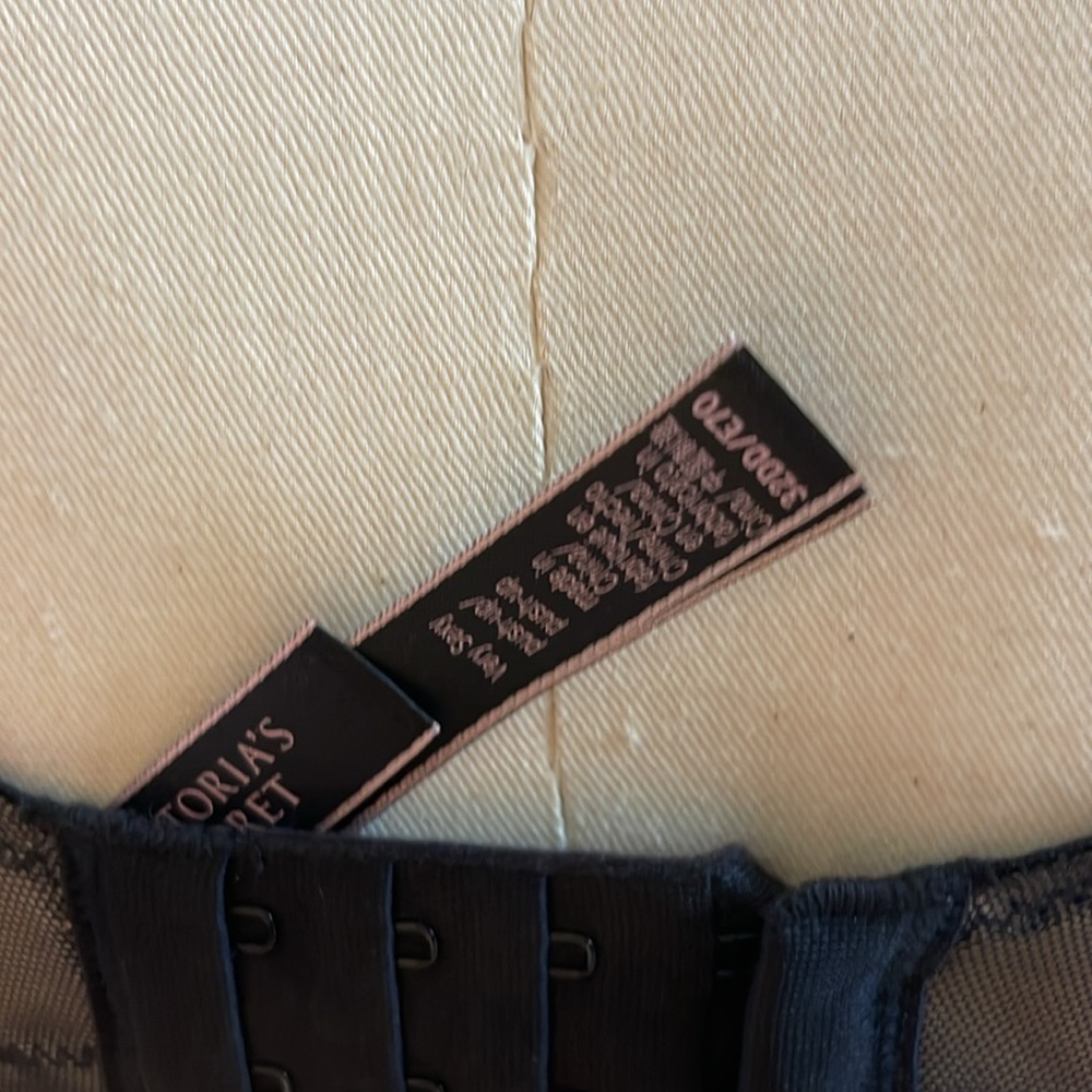 Victoria’s Secret Very Sexy High Neck Push up Bra
Brand New (NOS)
SIZE 32DD - Picture 7 of 9